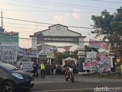 Ramai Warga Geruduk Balai Desa Bangunkerto Sleman, Ada Apa?
