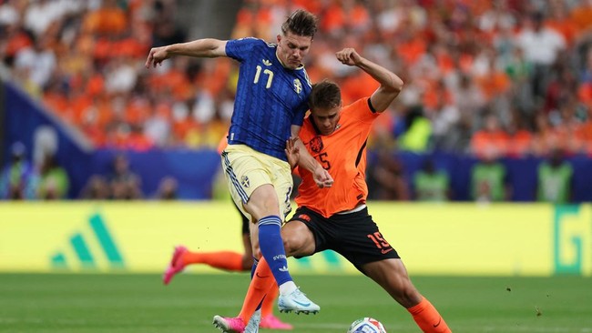 Soccer Football - FIFA World Cup 2026 - Group F - Netherlands v Sweden - Houston Stadium, Houston, Texas, U.S. - June 20, 2026 Sweden's Viktor Gyokeres in action with Netherlands' Micky van de Ven IMAGN IMAGES via Reuters/Troy Taormina