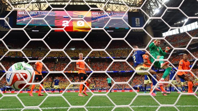 Soccer Football - FIFA World Cup 2026 - Group F - Netherlands v Sweden - Houston Stadium, Houston, Texas, U.S. - June 20, 2026 Sweden's Gustaf Lagerbielke in action with Netherlands' Bart Verbruggen as he scores their first goal which is disallowed R