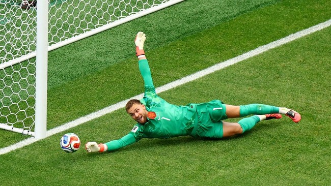 Soccer Football - FIFA World Cup 2026 - Group F - Netherlands v Sweden - Houston Stadium, Houston, Texas, U.S. - June 20, 2026 Netherlands' Bart Verbruggen in action as he makes a save from Sweden's Yasin Ayari REUTERS/Pedro Nunes