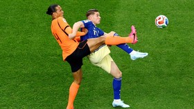 Soccer Football - FIFA World Cup 2026 - Group F - Netherlands v Sweden - Houston Stadium, Houston, Texas, U.S. - June 20, 2026 Sweden's Viktor Gyokeres in action with Netherlands' Virgil van Dijk REUTERS/Pedro Nunes     TPX IMAGES OF THE DAY