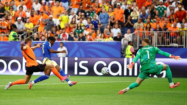 Soccer Football - FIFA World Cup 2026 - Group F - Netherlands v Sweden - Houston Stadium, Houston, Texas, U.S. - June 20, 2026 Sweden's Anthony Elanga scores their first goal past Netherlands' Bart Verbruggen REUTERS/Phil Noble