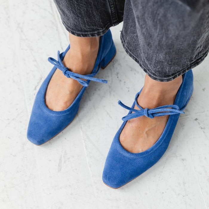 Flat shoes warna biru cerah menjadi salah satu warna sepatu yang paling banyak dibicarakan pada 2026. Nuansanya yang segar memberikan kesan playful sekaligus elegan./ Foto: pinterest.com