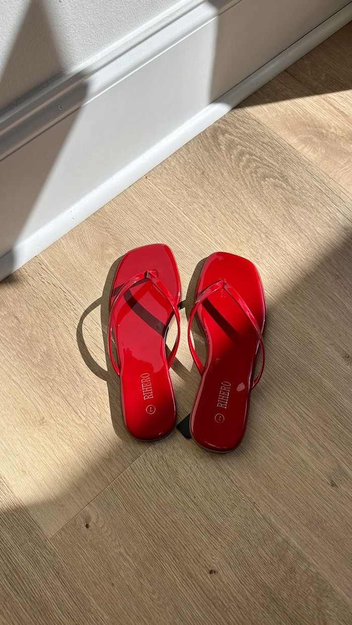 Flip-flop merah menjadi tren yang memberikan sentuhan warna cerah pada penampilan musim panas. Modelnya yang sederhana membuatnya mudah dipadukan dengan berbagai outfit./ Foto: pinterest.com
