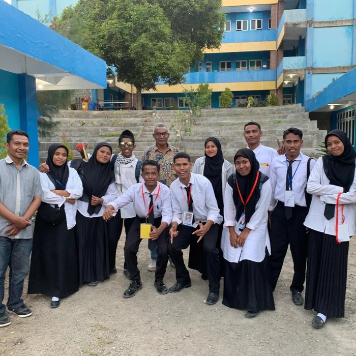 Mahasiswa diperbolehkan membawa hasil bumi ke kampus sebagai pengganti pembayaran kuliah. Kampus juga membantu menjualnya/ Foto: instagram.com/safnaaliviaa_
