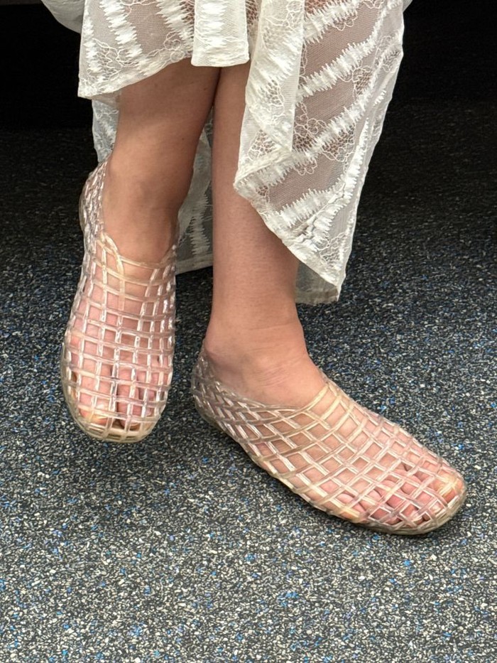 Jelly shoes hadir kembali dengan desain yang lebih dewasa dan stylish pada tahun 2026. Model ini menawarkan kenyamanan sekaligus nuansa nostalgia yang menyenangkan./ Foto: pinterest.com