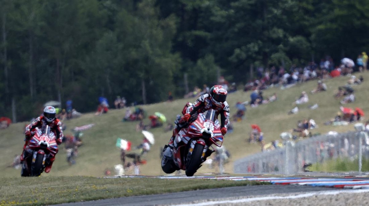 MotoGP - Czech Republic Grand Prix - Masaryk Circuit, Brno, Czech Republic - June 21, 2026 Ducati Lenovo Team's Marc Marquez sprays champagne out of the bottle after winning the race REUTERS/David W Cerny