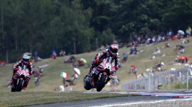 MotoGP - Czech Republic Grand Prix - Masaryk Circuit, Brno, Czech Republic - June 21, 2026 Ducati Lenovo Team's Marc Marquez sprays champagne out of the bottle after winning the race REUTERS/David W Cerny