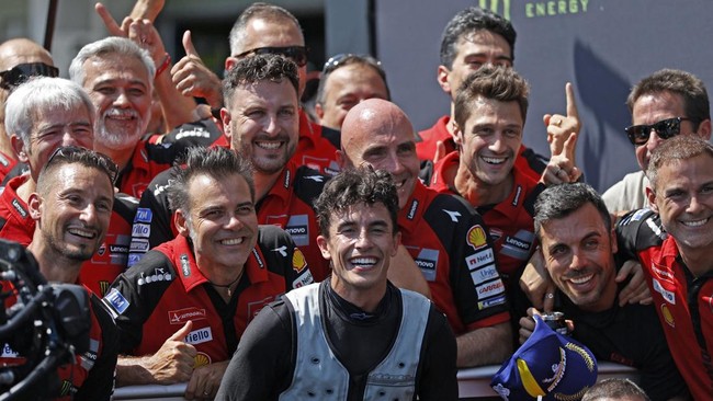 MotoGP - Czech Republic Grand Prix - Masaryk Circuit, Brno, Czech Republic - June 21, 2026 Ducati Lenovo Team's Marc Marquez sprays champagne out of the bottle after winning the race REUTERS/David W Cerny