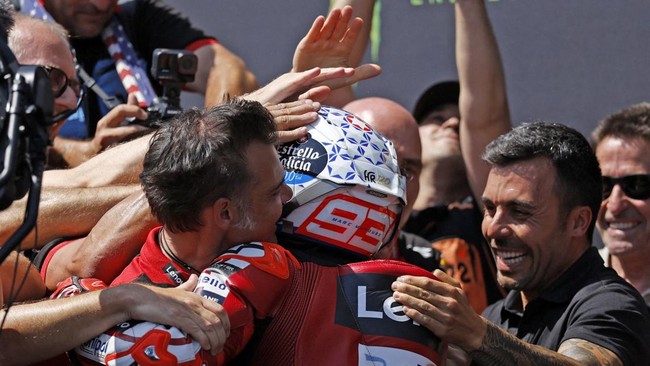 MotoGP - Czech Republic Grand Prix - Masaryk Circuit, Brno, Czech Republic - June 21, 2026 Ducati Lenovo Team's Marc Marquez sprays champagne out of the bottle after winning the race REUTERS/David W Cerny