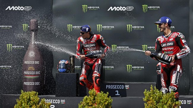 MotoGP - Czech Republic Grand Prix - Masaryk Circuit, Brno, Czech Republic - June 21, 2026 Ducati Lenovo Team's Marc Marquez sprays champagne out of the bottle after winning the race REUTERS/David W Cerny