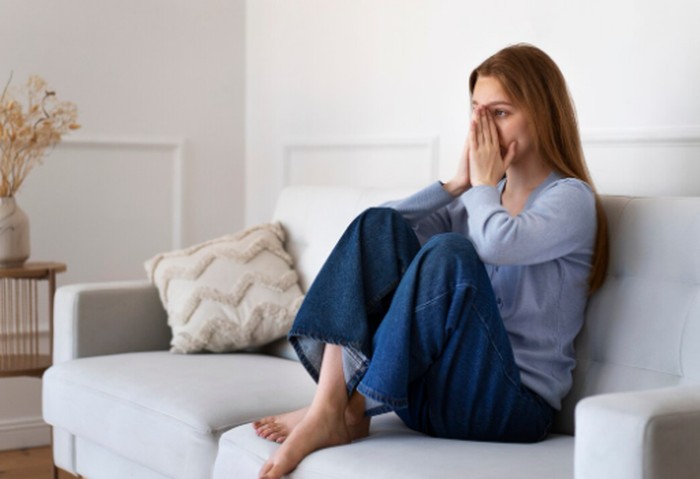 Merasa tidak cukup baik sering membuat seseorang melewatkan peluang besar dalam hidup. Kebiasaan ini dapat memperkuat rasa tidak percaya diri yang sudah ada sebelumnya./ Foto: magnific.com