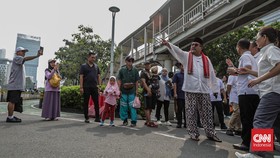 Wakil Gubernur DKI Jakarta, Rano Karno meninjau pencanangan pembangunan pedestrian deck Dukuh Atas, Sudirman, Jakarta, Minggu (21/6).