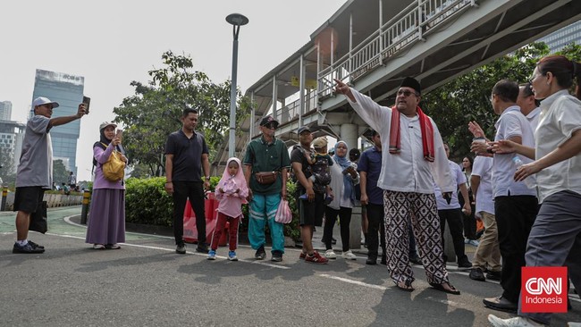 Wakil Gubernur DKI Jakarta, Rano Karno meninjau pencanangan pembangunan pedestrian deck Dukuh Atas, Sudirman, Jakarta, Minggu (21/6).
