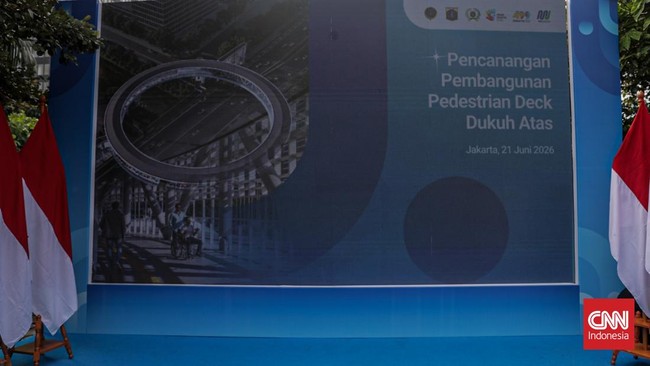 Wakil Gubernur DKI Jakarta, Rano Karno meninjau pencanangan pembangunan pedestrian deck Dukuh Atas, Sudirman, Jakarta, Minggu (21/6). (CNN Indonesia/Febria Adha L).