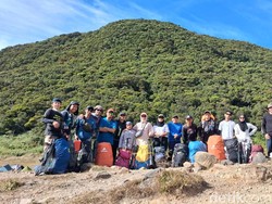 Hangatnya Kebersamaan Pendaki Cimahi di Dinginnya Gunung Gede