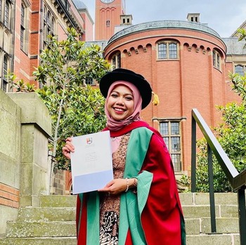 Pernah Viral Diantar Becak Saat Wisuda, Raeni Kini Mengajar di Kampus Inggris
