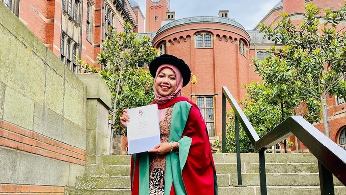 Pernah Viral Diantar Becak Saat Wisuda, Raeni Kini Mengajar di Kampus Inggris
