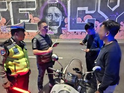 Patroli Dini Hari, Polisi Amankan Pria Bawa Badik di Palmerah Jakbar