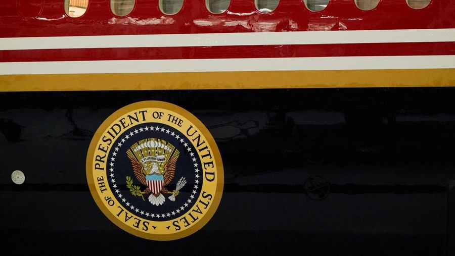 Presiden Amerika Serikat (AS) Donald Trump memamerkan pesawat kepresidenan Air Force One terbarunya. Jet jumbo nan dulunya milik pemerintah Qatar ini telah dikonversi menjadi pesawat resmi kepresidenan AS, Jumat (19/6/2026). (REUTERS/Elizabeth Frant