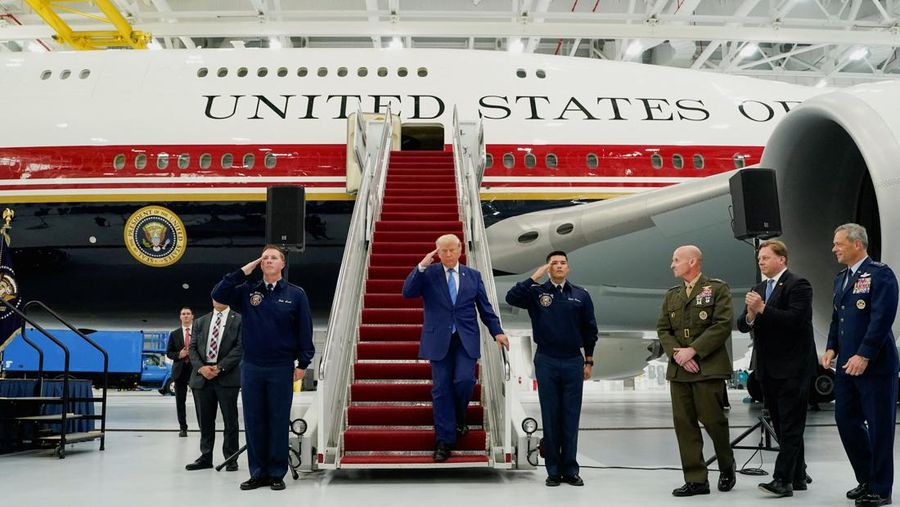 Presiden Amerika Serikat (AS) Donald Trump memamerkan pesawat kepresidenan Air Force One terbarunya. Jet jumbo nan dulunya milik pemerintah Qatar ini telah dikonversi menjadi pesawat resmi kepresidenan AS, Jumat (19/6/2026). (REUTERS/Elizabeth Frant