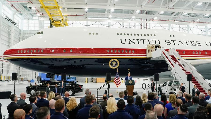 Presiden Amerika Serikat (AS) Donald Trump memamerkan pesawat kepresidenan Air Force One terbarunya. Jet jumbo nan dulunya milik pemerintah Qatar ini telah dikonversi menjadi pesawat resmi kepresidenan AS, Jumat (19/6/2026). (REUTERS/Elizabeth Frant