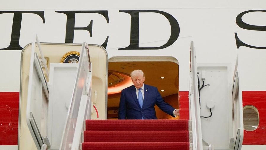 Presiden Amerika Serikat (AS) Donald Trump memamerkan pesawat kepresidenan Air Force One terbarunya. Jet jumbo nan dulunya milik pemerintah Qatar ini telah dikonversi menjadi pesawat resmi kepresidenan AS, Jumat (19/6/2026). (REUTERS/Elizabeth Frant