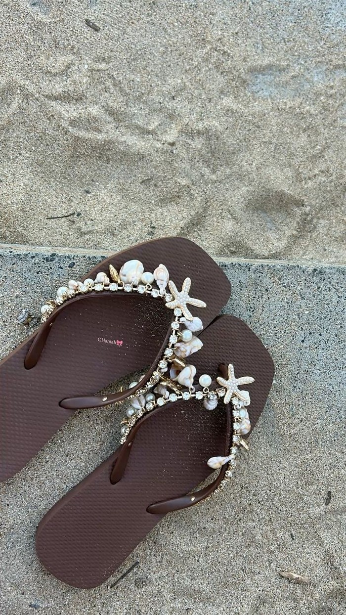 Sandal manik-manik menjadi salah satu tren sepatu paling menarik di musim panas 2026. Detail dekoratifnya mampu memberikan sentuhan unik pada berbagai outfit liburan./ Foto: pinterest.com
