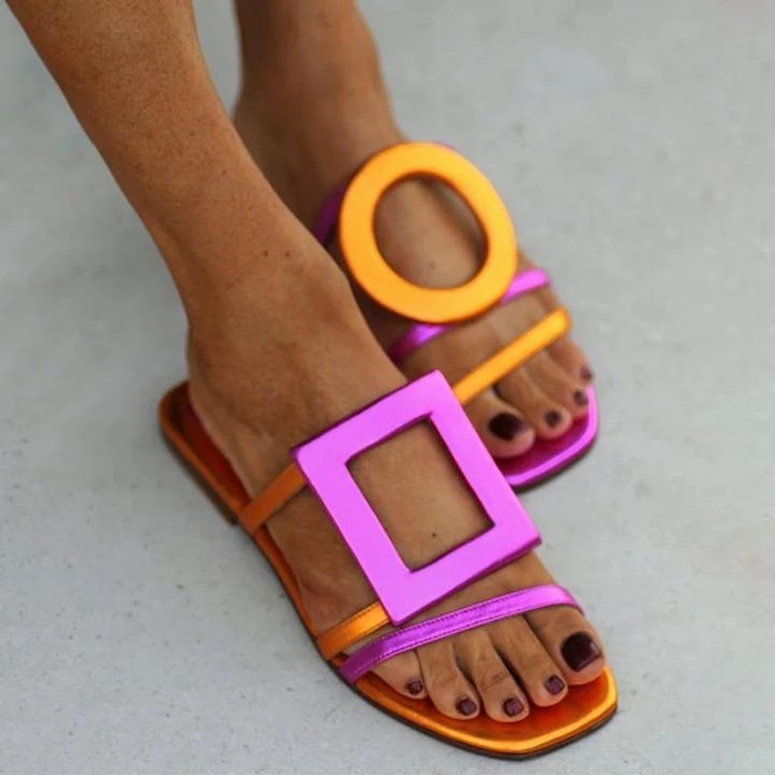 Sandal satin berwarna cerah menjadi pilihan sempurna untuk acara santai hingga makan malam saat liburan. Material satin memberikan kesan mewah dan feminin./ Foto: pinterest.com