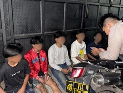 Brimob Polda Metro Bubarkan Kelompok Pemuda Bawa Sajam Hendak Tawuran di Jaktim