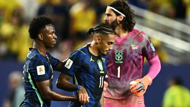 Soccer Football - FIFA World Cup 2026 - Group C - Brazil v Haiti - Philadelphia Stadium, Philadelphia, Pennsylvania, U.S. - June 19, 2026 Brazil's Vinicius Junior consoles Raphinha as he walks off the pitch after sustaining an injury REUTERS/Dylan Ma