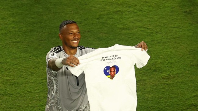 Soccer Football - FIFA World Cup 2026 - Group E - Ecuador v Curacao - Kansas City Stadium, Kansas City, Missouri, U.S. - June 20, 2026 Curacao's Eloy Room celebrates while holding up a t-shirt after the match REUTERS/Kai Pfaffenbach
