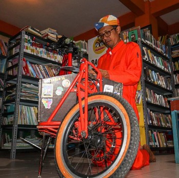 Sosok Edi Dimyati, Alumni Unpad yang Bikin Perpustakaan Keliling Pakai Sepeda