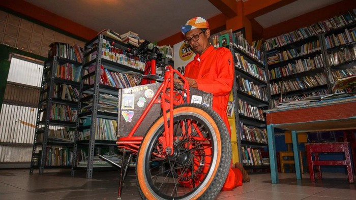 Sosok Edi Dimyati, Alumni Unpad yang Bikin Perpustakaan Keliling Pakai Sepeda