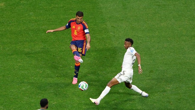 Soccer Football - FIFA World Cup 2026 - Group H - Spain v Saudi Arabia - Atlanta Stadium, Atlanta, Georgia, U.S. - June 21, 2026 Spain's Rodri in action with Saudi Arabia's Nasser Al-Dawsari REUTERS/Siphiwe Sibeko