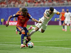 Soccer Football - FIFA World Cup 2026 - Group H - Spain v Saudi Arabia - Atlanta Stadium, Atlanta, Georgia, U.S. - June 21, 2026 Spain's Lamine Yamal in action with Saudi Arabia's Salem Al-Dawsari REUTERS/Claudia Greco