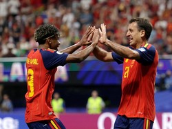 Soccer Football - FIFA World Cup 2026 - Group H - Spain v Saudi Arabia - Atlanta Stadium, Atlanta, Georgia, U.S. - June 21, 2026 Spain's Mikel Oyarzabal celebrates scoring their third goal with Lamine Yamal REUTERS/Claudia Greco