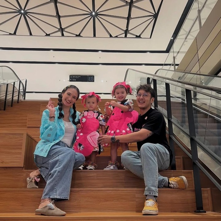 <p>Memiliki jarak usia yang cukup dekat, kedua putri Nadine dan Dimas ini kerap terlihat bersama dalam berbagai momen. Melihat dari unggahan di Instagram, Djiwa dan Djala juga sering tampil kompak dengan mengenakan <em>outfit</em> yang serasi. Bahkan, penampilan keduanya pun terlihat seperti anak kembar, lho. (Foto: Instagram @nadinelist)</p>