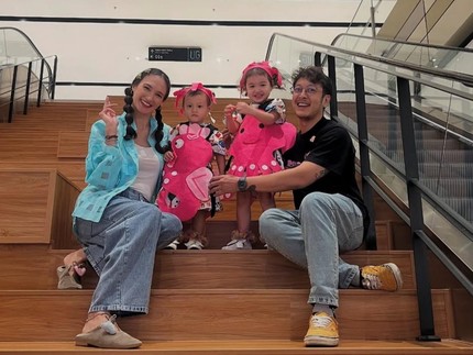 Seperti Anak Kembar, 5 Potret Djiwa & Djala Putri Nadine Chandrawinata yang Menggemaskan