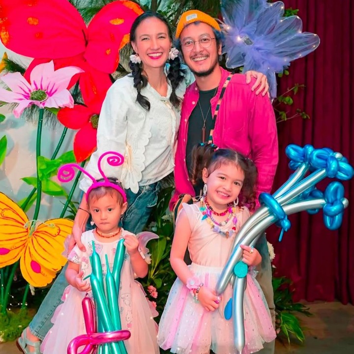 <p>Setelah resmi menikah dengan aktor Dimas Anggara pada tahun 2018, Nadine Chandrawinata kini telah dikaruniai dua putri cantik yang melengkapi kebahagiaan keluarga kecil mereka. Kedua anak mereka diberi nama yang indah, yakni Nadi Djiwa Anggara dan Nadi Djala Anggara. (Foto: Instagram @dimsanggara)</p>