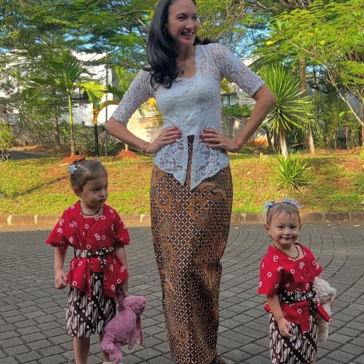 <p>Dalam unggahannya, Djiwa dan Djala tampak serasi mengenakan kebaya saat momen Hari Kartini pada tahun 2025. Djiwa tampil manis dengan kebaya kutubaru berwarna merah yang dipadukan dengan kain batik. Sementara itu, Djala juga terlihat mengenakan model kebaya serupa dengan sang kakak. (Foto: Instagram @nadinelist)</p>