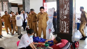 Wakil Menteri Dalam Negeri (Wamendagri) Akhmad Wiyagus saat hadir di pengobatan gratis dan donor darah di Gedung Sasana Krida Kantor Gubernur Papua, Kota Jayapura, Senin (22/6/2026). Dok. Kemendagri