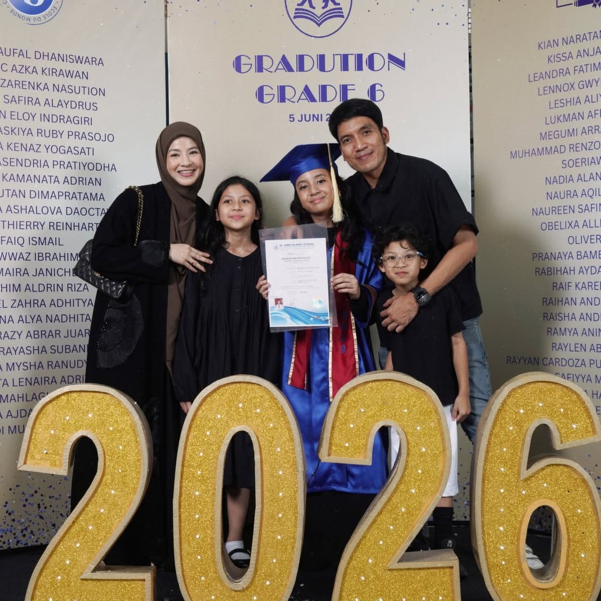 Artis Hadiri Wisuda Anak Bersama Mantan Suami