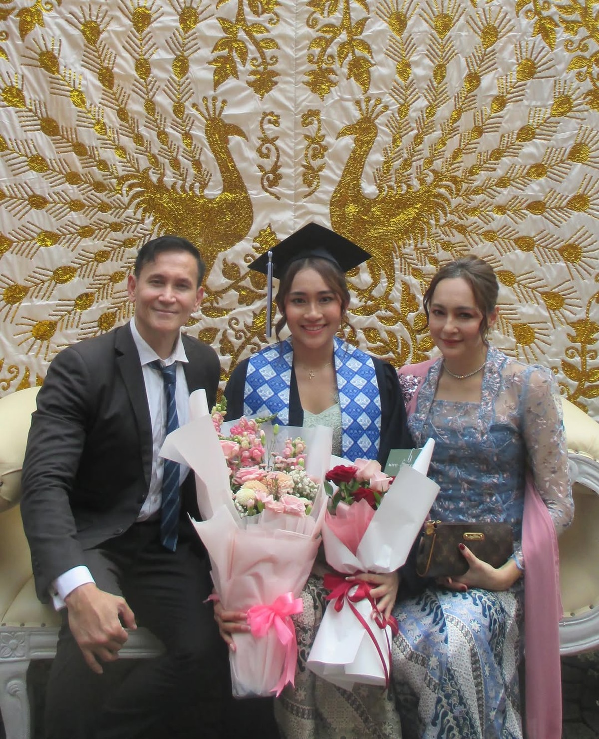 Artis Hadiri Wisuda Anak Bersama Mantan Suami