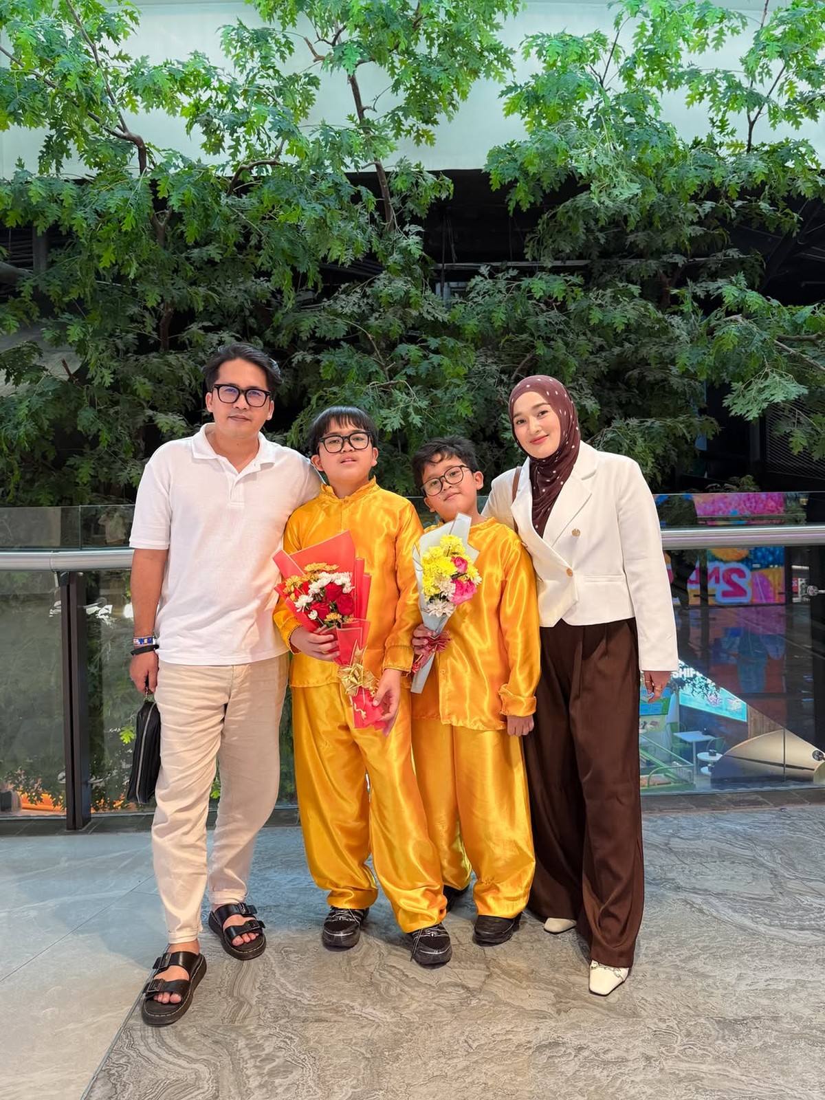 Artis Hadiri Wisuda Anak Bersama Mantan Suami