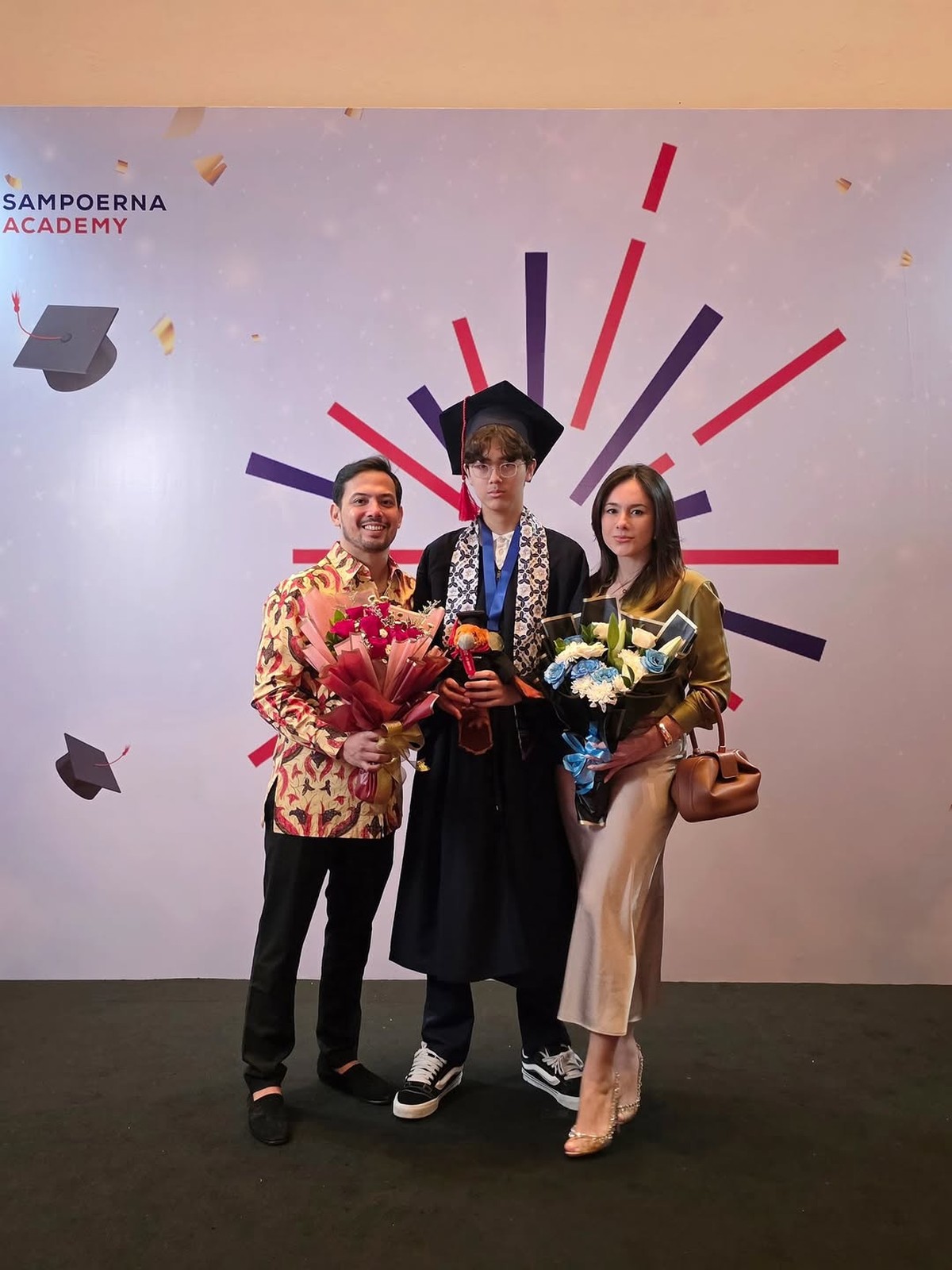 Artis Hadiri Wisuda Anak Bersama Mantan Suami