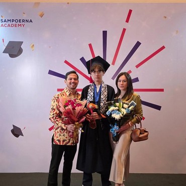Deretan Mantan Pasutri Selebritas Tanah Air Kompak Hadiri Wisuda Anak