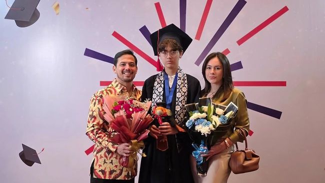 Deretan Mantan Pasutri Selebritas Tanah Air Kompak Hadiri Wisuda Anak