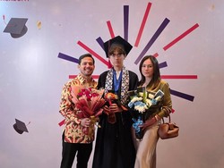 Deretan Mantan Pasutri Selebritas Tanah Air Kompak Hadiri Wisuda Anak