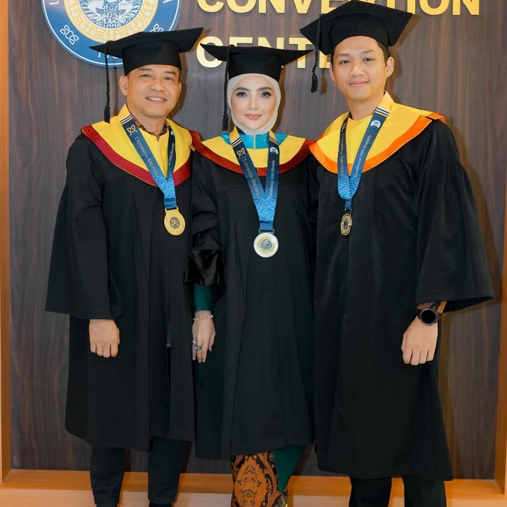 <p>Dilansir <em>detikcom,</em> keluarga artis yang satu ini sama-sama menuntaskan pendidikan di Universitas Airlangga. Ashanty menyandang gelar Doktor (S3) Pengembangan Sumber Daya Manusia (SDM), Anang lulus dari Program Magister (S2) PSDM, dan Azriel meraih gelar S2 Ilmu Politik.&nbsp;(Foto: Instagram @ashanty_ash)</p>